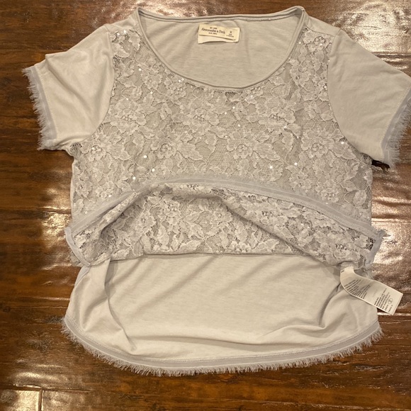 Abercrombie & Fitch Grey Lace & Sequins Short Sleeve Top w/ Frayed Edges Sz M - Picture 9 of 12